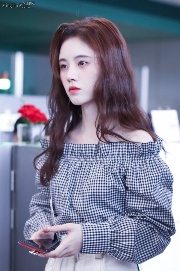 鞠婧祎机场照波浪长发香肩微露(6/13)