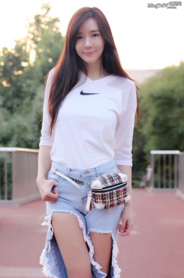 周韦彤的牛仔裤撕的这么烂昨晚又玩嗨了吧(5/6)