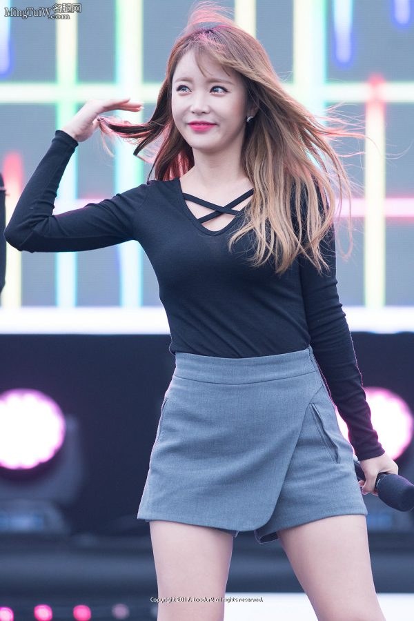 韩国女星洪真英玉足踩高跟鞋现场(8/21)