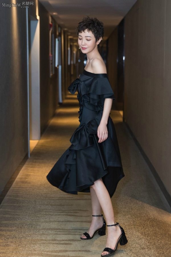 精致的短发美女郭采洁展露香肩和玉足(3/9)