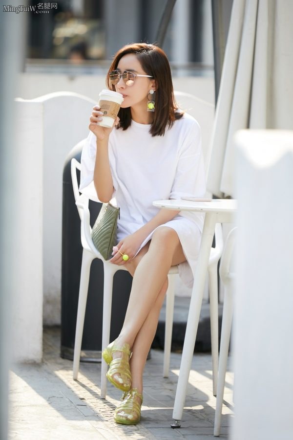 Wang Zhi was caught drinking coffee on the street in summer with her legs crossed(2/7)