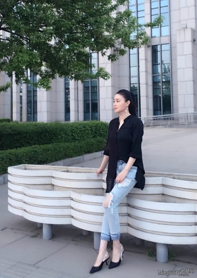 《乡村爱情》关婷娜紧身破洞牛仔裤低跟鞋脚真白(1/2)
