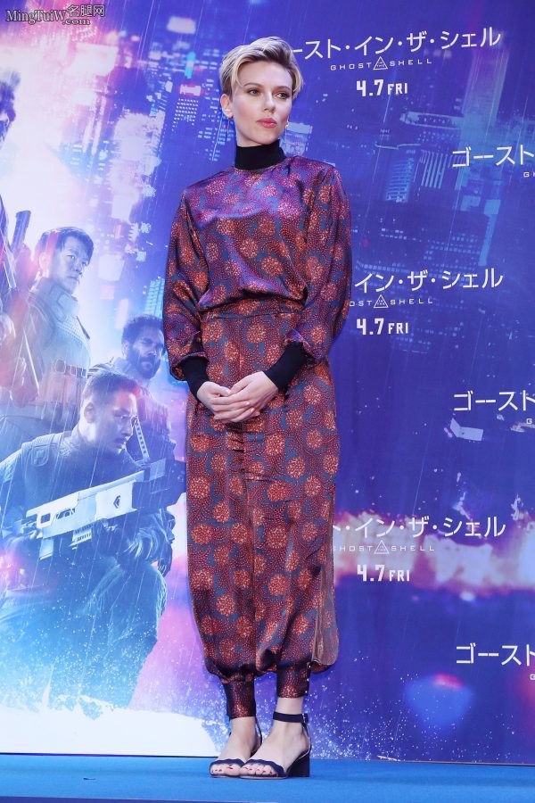 斯嘉丽·约翰逊宣传电影怎么穿好身材都能显现出来(4/8)