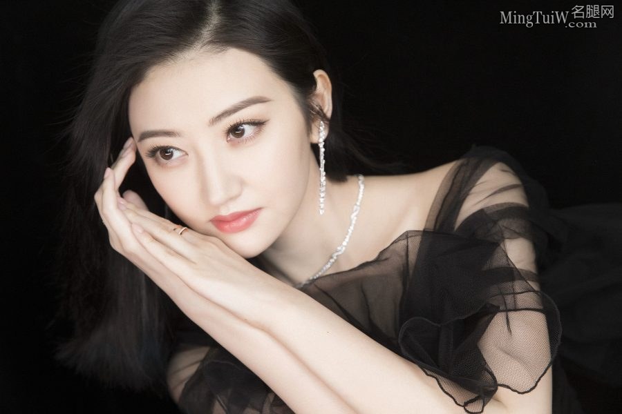 年轻貌美的女星景甜顶级玉腿(8/14)