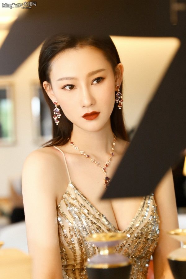模特出身的李昕岳美胸长腿身材果然不一般(4/9)