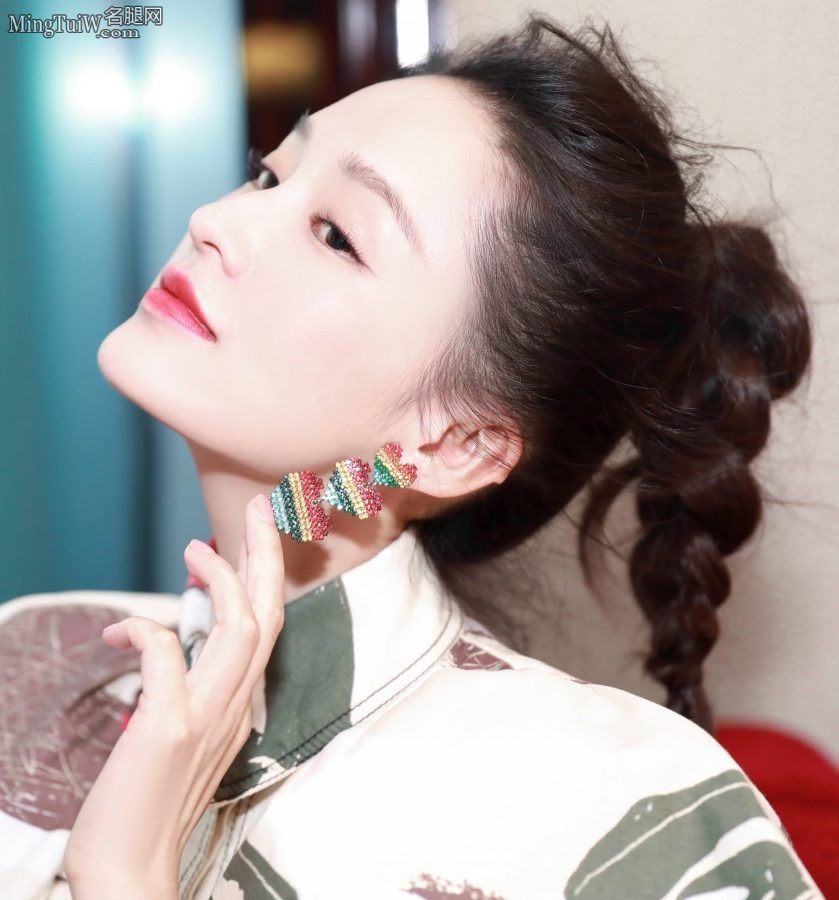 天仙妹子李沁拍写真美腿光滑纤细(4/6)