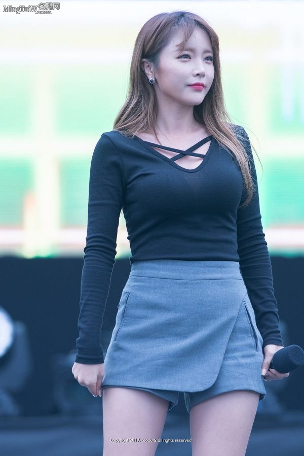 韩国女星洪真英玉足踩高跟鞋现场(17/21)
