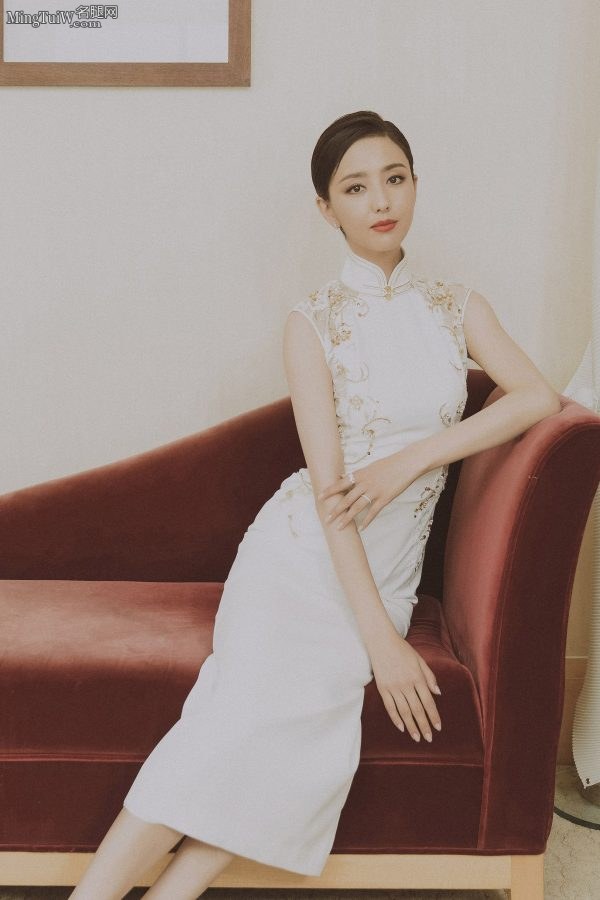 旗袍美女佟丽娅登台说相声古典美与现代美的结合体(4/5)