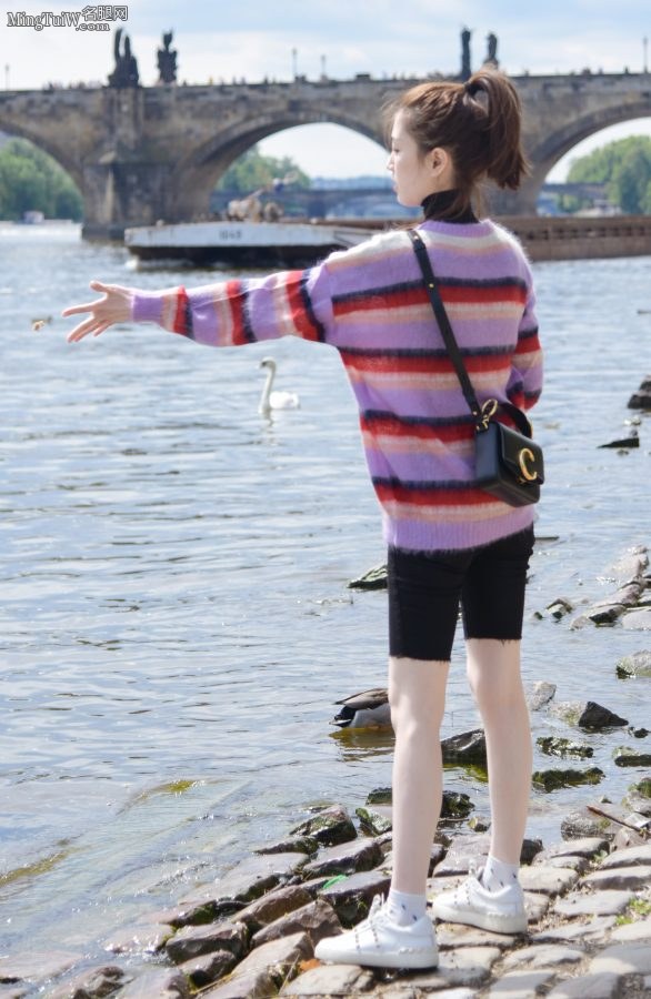 Zhang Chunye's fair and slender calves when playing(3/5)