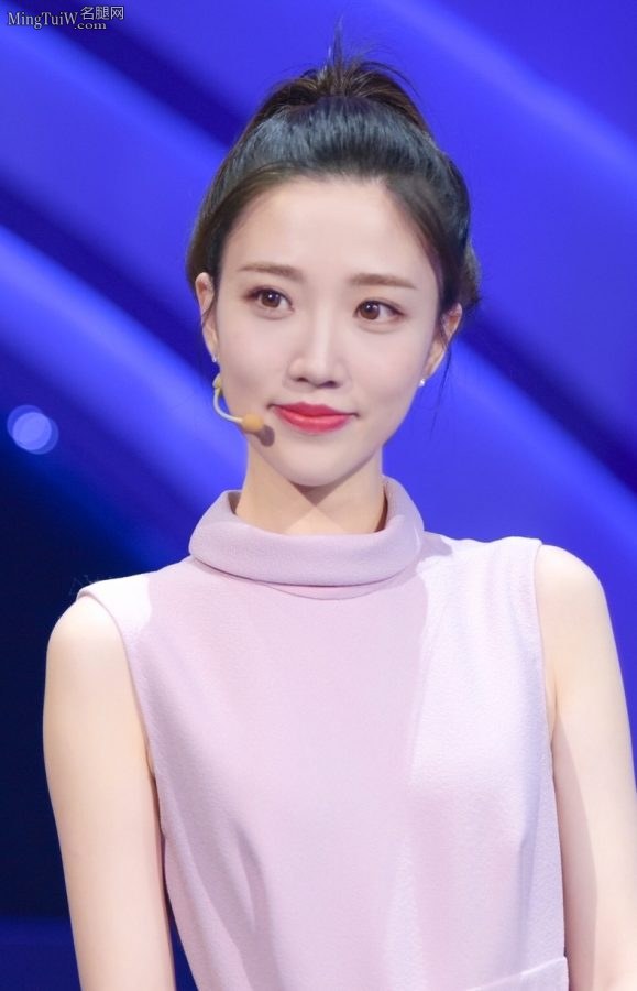 可爱又不失灵气的女主持人张纯烨的玉腿(5/5)
