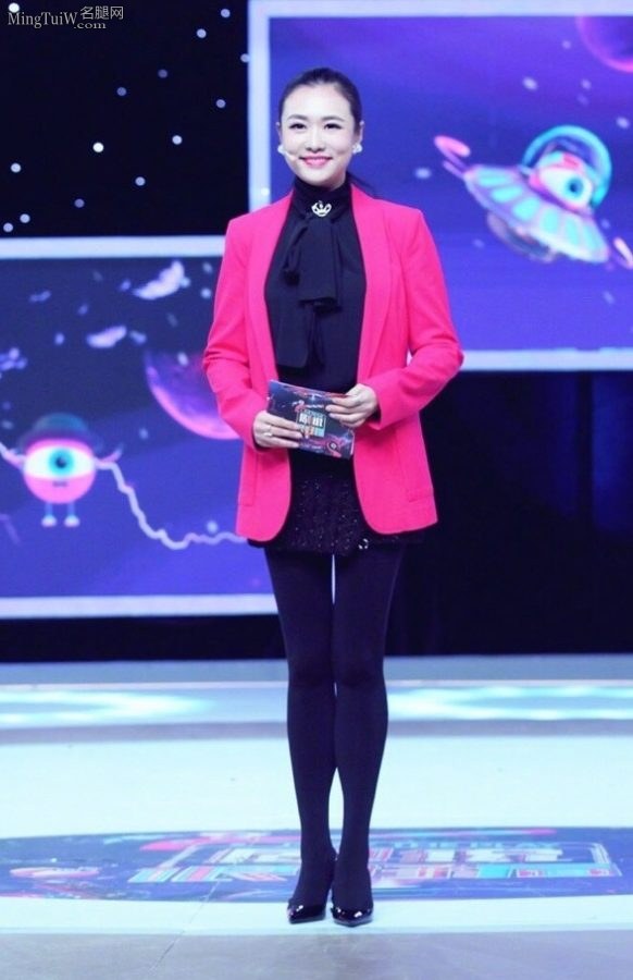 美腿主持人王曦梁穿黑色裤袜主持节目(6/11)