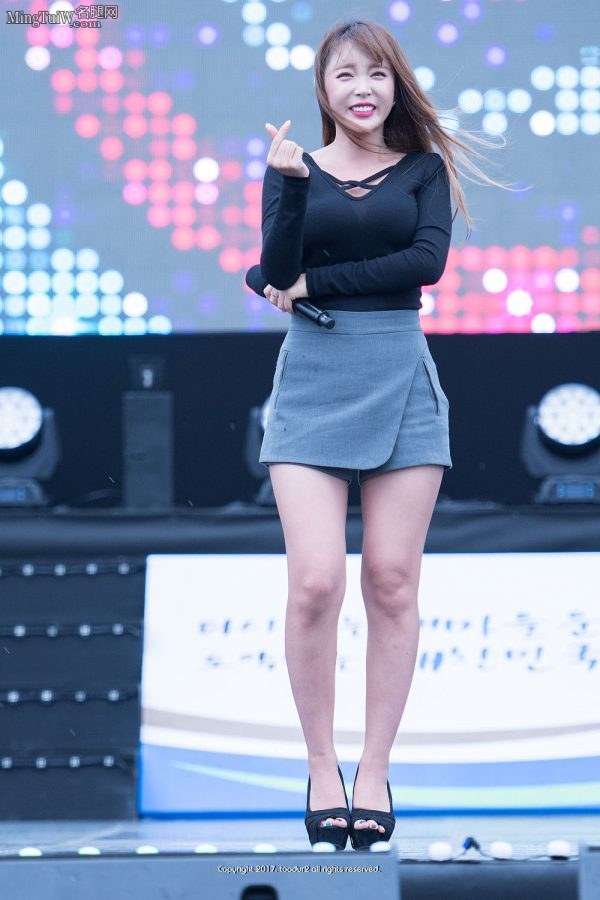 韩国女星洪真英玉足踩高跟鞋现场(4/21)
