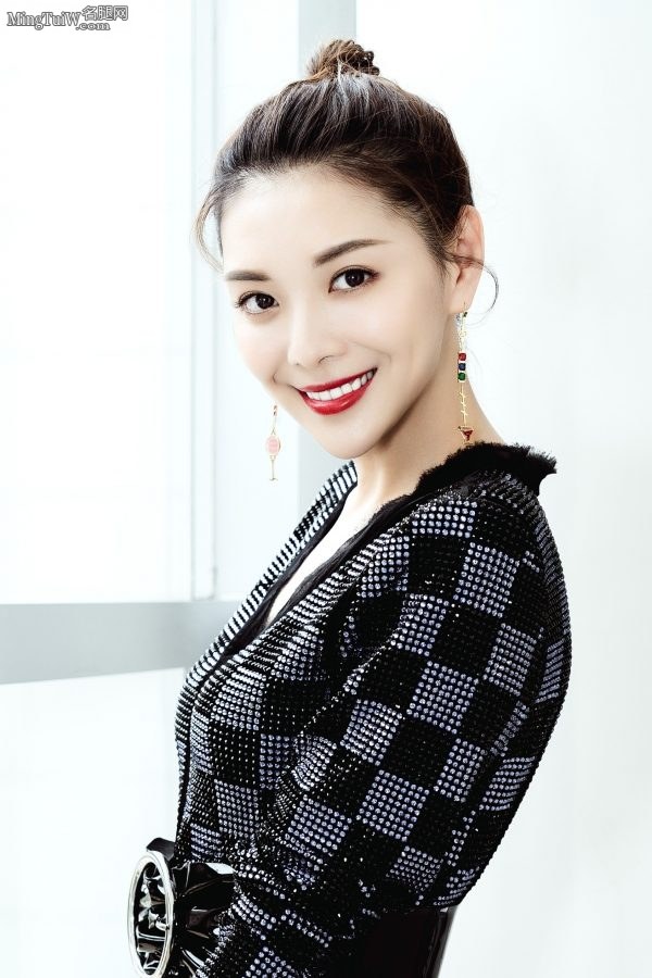 精致的BTV女主播栗坤玉足踩黑色凉高跟(3/8)