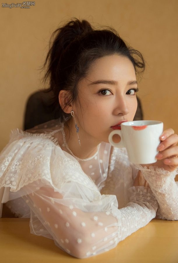 李沁光腿玉足写真优美的线条太诱人(4/10)