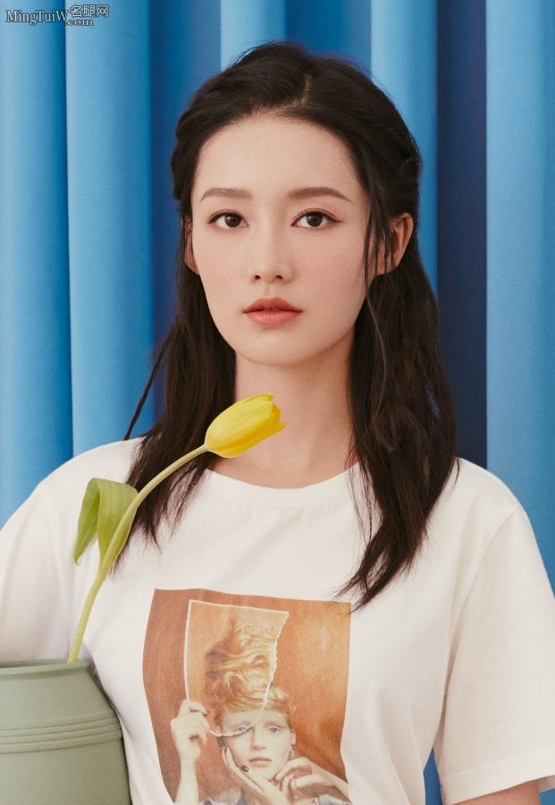 李沁担任时尚品牌代言人拍写真气质纯净(5/6)