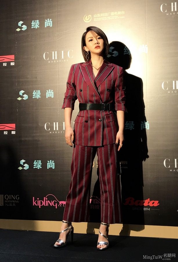 女歌手陈梓童西装配高跟知性气质(1/2)