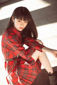 长直发美少女欧阳娜娜的细白腿