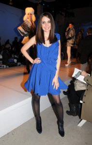 笑容甜美的女演员Alison Brie纤细的黑丝袜腿