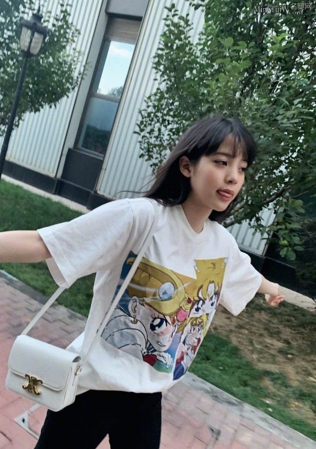 小美女欧阳娜娜小白脚丫穿拖鞋玩的很开心(2/7)