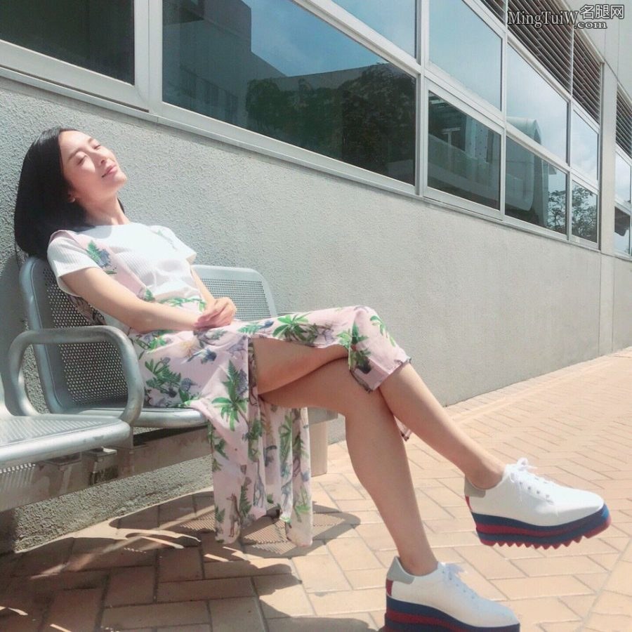 TVB演员李佳芯开叉裙露出漂亮的玉腿(1/1)