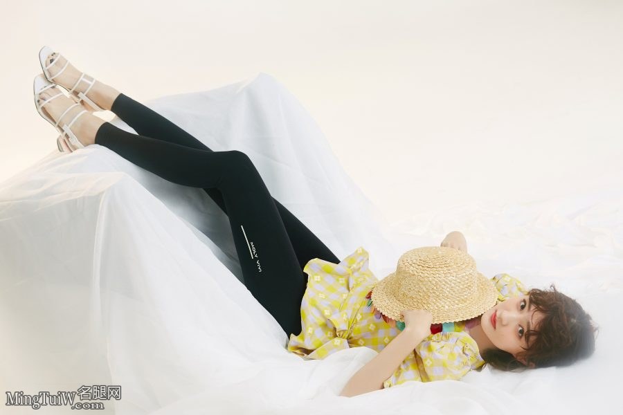 高颜值美女徐璐纯美写真玉腿白皙光滑(5/7)