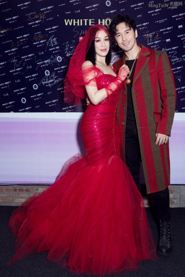 红色新娘钟丽缇身着紧身婚纱美臀凸显(5/8)