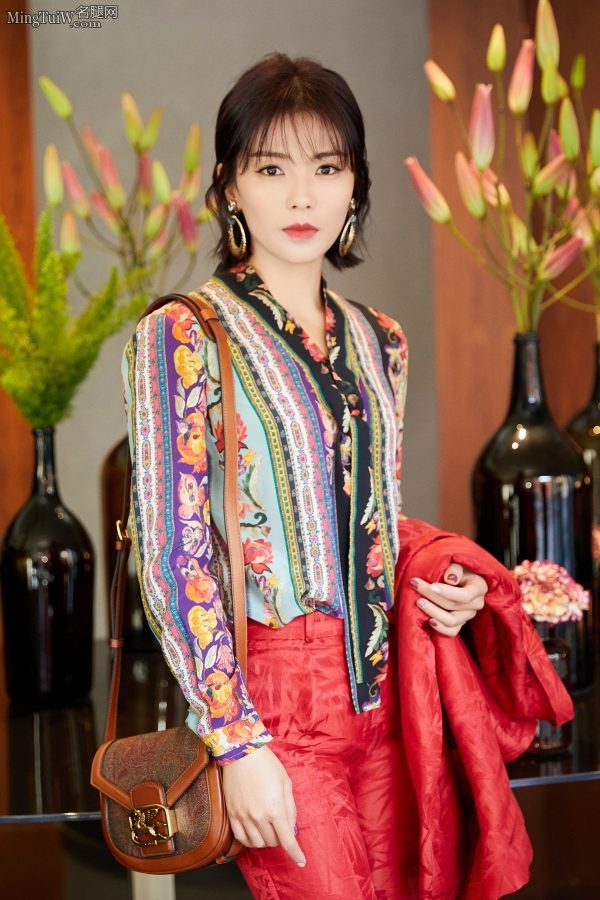 气质人妻刘涛红色西装配凉鞋露出白嫩脚趾(2/7)