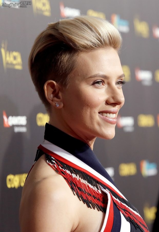 黑寡妇Scarlett Johansson短裙高跟玉腿和雷神一起走红毯(9/26)