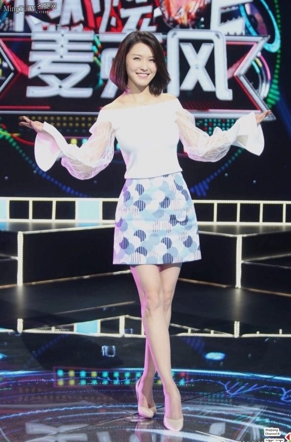 徐洁儿录制节目高跟美腿把观众晃晕了(1/6)
