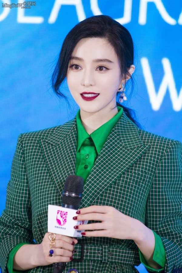 美艳红唇范冰冰身穿清新绿色套装(5/6)