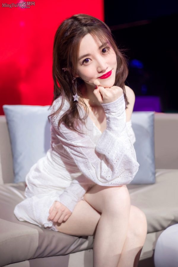 又发现腿精一枚张纯烨的双腿交叉太诱人(3/6)
