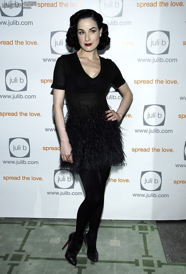 “世界第一脱衣舞娘”Dita Von Teese的黑色长筒厚袜子配高跟鞋(3/3)