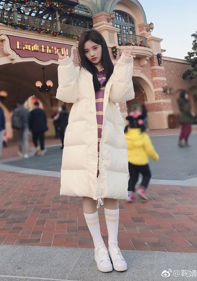 可爱少女鞠婧祎在迪士尼游玩你是最美小公主(1/5)