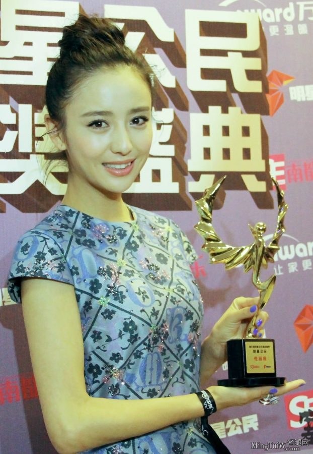 Tong Liya, a beautiful girl from heaven, wears pointed high heels without correction(7/12)