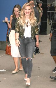 Hilary Duff这种身材穿紧身牛仔裤简直快挤爆了
