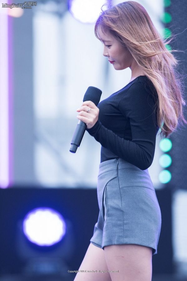 韩国女星洪真英玉足踩高跟鞋现场(15/21)