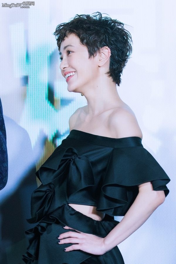 Exquisite short-haired beauty Guo Caijie shows off her shoulders and feet(7/9)