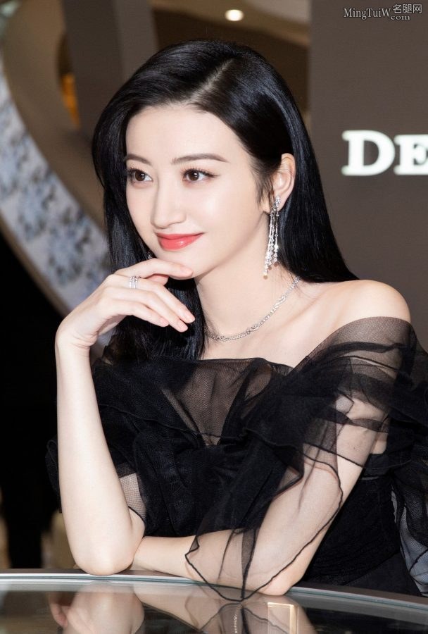 年轻貌美的女星景甜顶级玉腿(13/14)