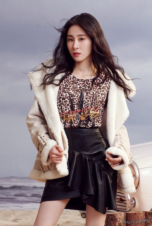 Zhang Bichen's favorite photo shoot for fashion brand endorsement is the first photo of leather pants and high heels(3/8)