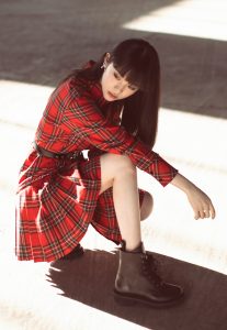 长直发美少女欧阳娜娜的细白腿