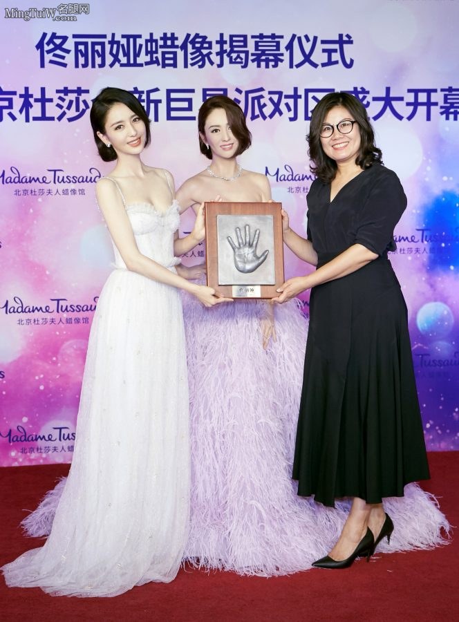 佟丽娅穿低胸裙和她的蜡像合影两个都很想要怎么办(5/7)