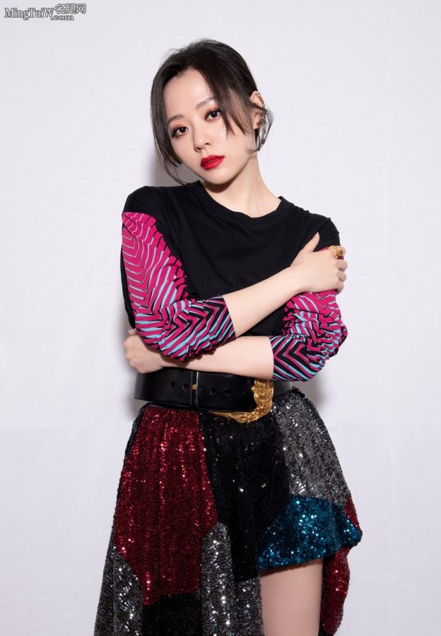 张靓颖脚踩恨天高美腿迷人(3/7)