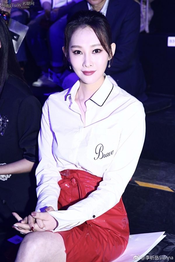 李昕岳脚踩细高跟鞋出席时尚活动玉腿修长闪亮(2/4)