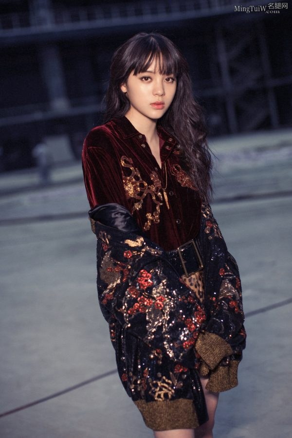 欧阳娜娜脚穿短靴美腿笔直修长(4/12)
