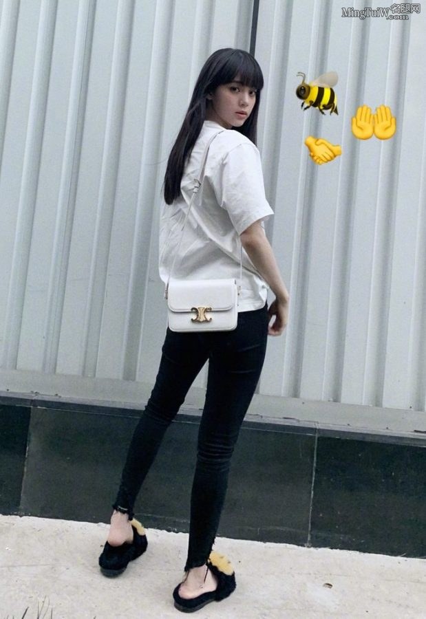 小美女欧阳娜娜小白脚丫穿拖鞋玩的很开心(5/7)