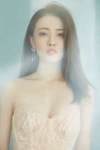 女星徐璐低胸礼服优雅好喜欢她脚上经常穿的的尖头高跟
