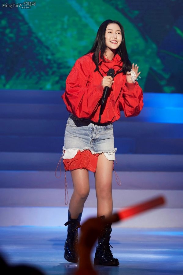 四川美女谭维维美腿穿黑色皮靴(3/4)