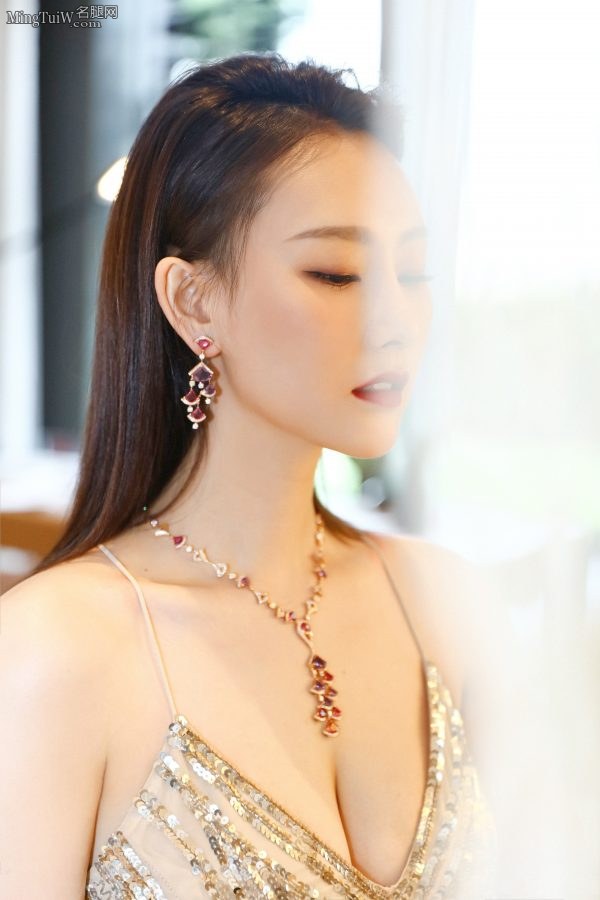 模特出身的李昕岳美胸长腿身材果然不一般(3/9)