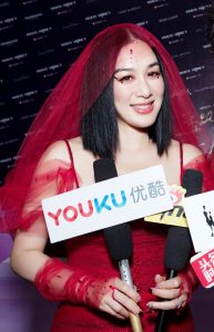 红色新娘钟丽缇身着紧身婚纱美臀凸显