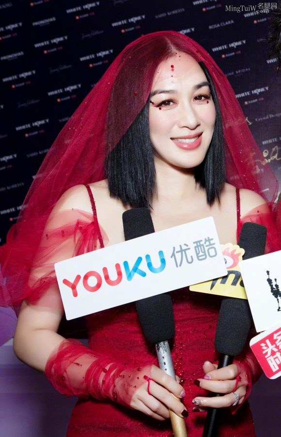 红色新娘钟丽缇身着紧身婚纱美臀凸显(7/8)